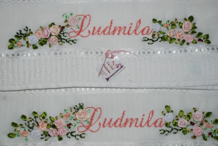toalha de banho e rosto com flores de fita e nome em ponto cruz sem gripi