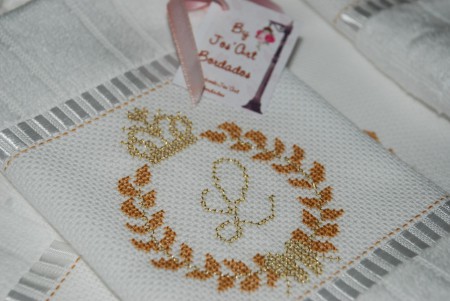 Toalha de lavabo bordada com fio de ouro