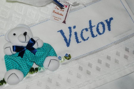 toalha de lavabo com ursinho 3D, bordado em fita e o nome em ponto cruz