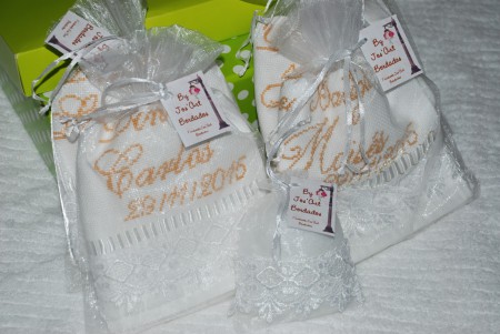 Kit batizado com 4 toalhas de lavabo ( uma da criança e 3 dos padrinhos) com barrado em gripi